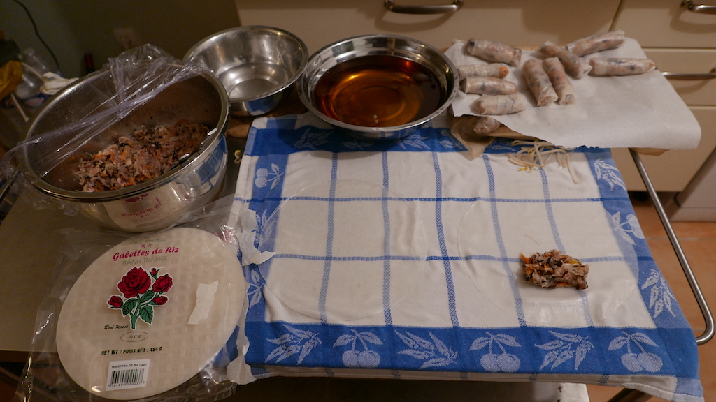 Confection des Nems - roulage des galettes de riz